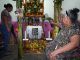 Personas arreglan hoy una ofrenda dedicada a sus familiares fallecidos, en el municipio de Juchitán, estado de Oaxaca (México). EFE/Jesús Méndez