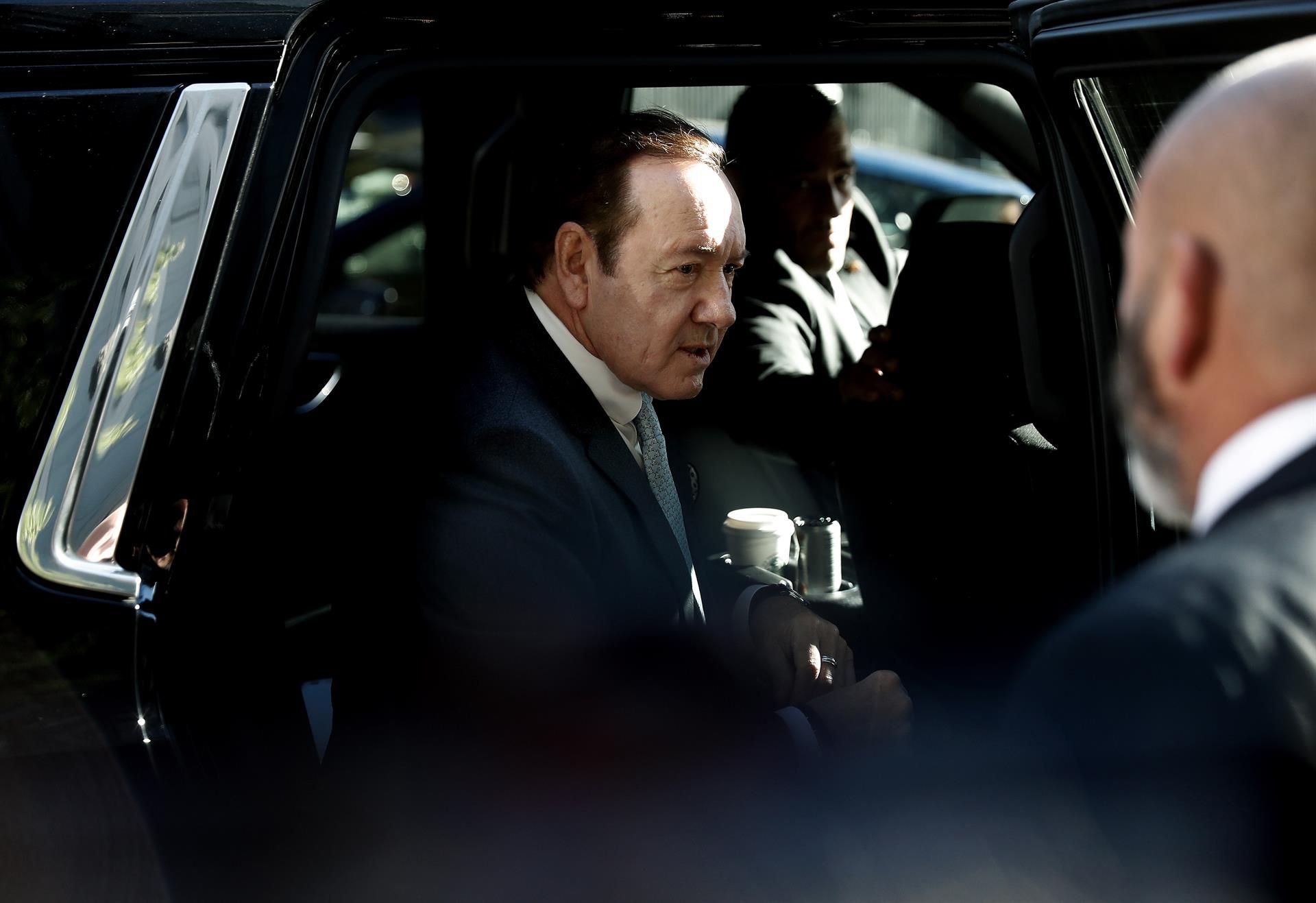 El actor estadounidense Kevin Spacey (c) llega al Tribunal Federal de Nueva York. EFE/EPA/PETER FOLEY
