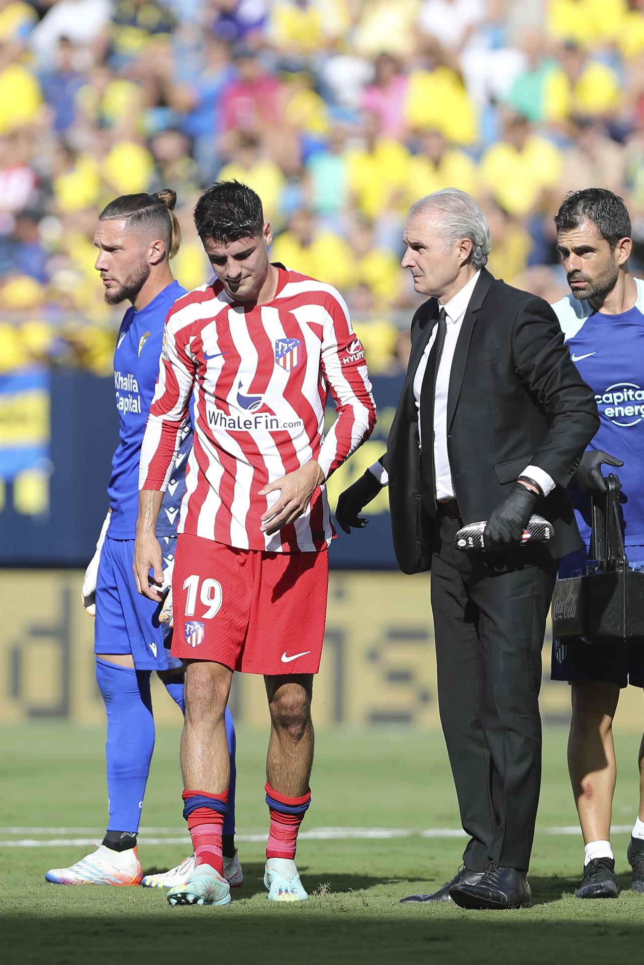 El delantero del Atlético de Madrid, Álvaro Morata, se retira lesionado del terreno de juego durante el partido ante el Cádiz. EFE/Román Ríos
