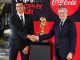 El presidente de Ecuador Guillermo Lasso (d) y el exjugador brasileño Lucio posan junto al trofeo de la Copa Mundo hoy, en el Palacio de Carondelet en Quito (Ecuador). EFE/José Jácome