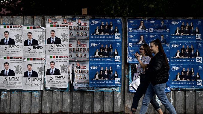 Calle de Sofía con carteles electorales de candidatos a los comicios en Bulgaria de mañana domingo. EFE/EPA/VASSIL DONEV
