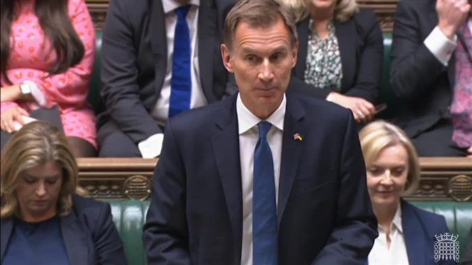 Captura de un video que muestra al ministro de Economía de Gran Bretaña, Jeremy Hunt (C), interviniendo ante la Cámara de los Comunes este 17 de octubre de 2022. EFE/EPA/UNIDAD DE GRABACIÓN DEL PARLAMENTO DEL REINO UNIDO
