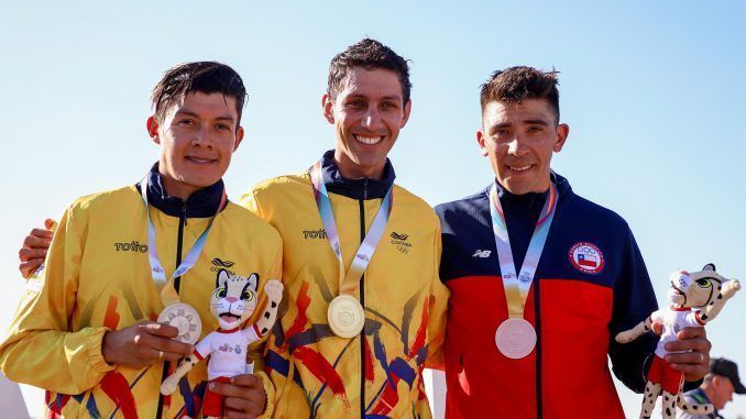 Rodrigo Contreras (i) de Colombia, medalla de plata, Walter Vargas (c) de Colombia, medalla de oro, y José Rodríguez de Chile, bronce, posan en el podio hoy, de la prueba contrarreloj individual masculina en el ciclismo de los Juegos Suramericanos 2022 en Asunción (Paraguay). EFE/Nathalia Aguilar
