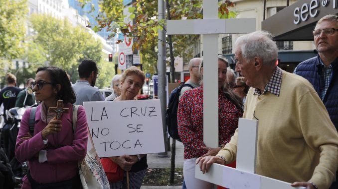 Vista de la manifestación este miércoles para pedir a Isabel Díaz Ayuso que declare el Valle de los Caídos como Bien de Interés Cultural (BIC). EFE/ Luis Millán
