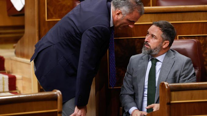 El líder de Vox, Santiago Abascal (d), conversa con el portavoz del partido en el Ayuntamiento de Madrid, Javier Ortega Smith (i), en la sesión de este jueves en el Congreso donde comparece el presidente del Gobierno para informar de las medidas económicas y sociales adoptadas ante la crisis provocada por la guerra en Ucrania y para dar cuenta de la reunión del último Consejo Europeo. EFE/ Javier Lizón