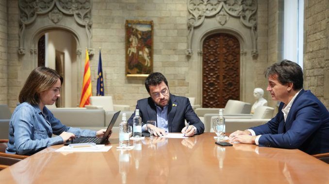 El presidente de la Generalitat, Pere Aragonés, reunido con su equipo en la Generalitat. EFE/Alejandro García
