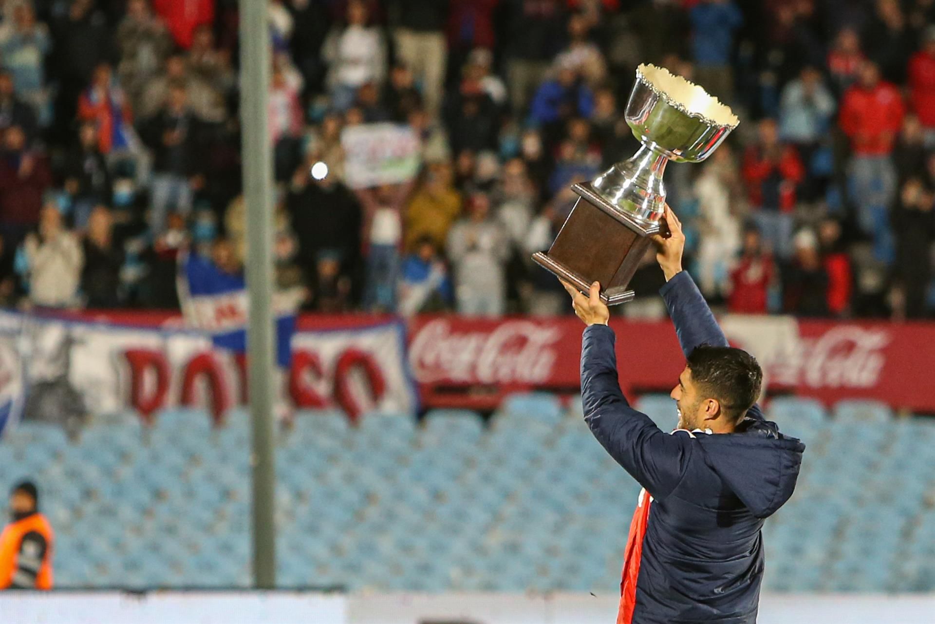 Luis Suárez celebra el título de campeones del torneo Clausura, hoy, en Montevideo (Uruguay). EFE/ Gastón Britos
