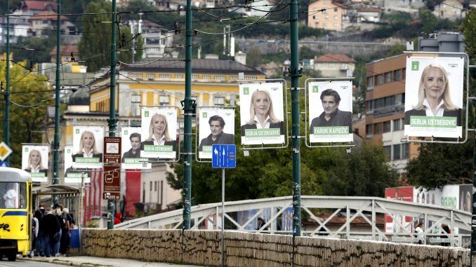 Carteles en un calle de Sarajevo de candidatos a las elecciones legislativas de este domingo 2 de octubre en Bosnia-Herzegovina. EFE/EPA/FEHIM DEMIR
