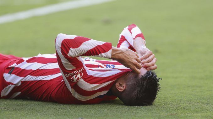 El delantero del Atlético de Madrid, Álvaro Morata se lesiona durante el partido ante el Cádiz.EFE/Román Ríos
