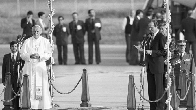 Imagen de archivo del momento del discurso de bienvenida del rey Juan Carlos a Juan Pablo II, a su llegada al  aeropuerto de Barajas, en 1982. EFE/ra
