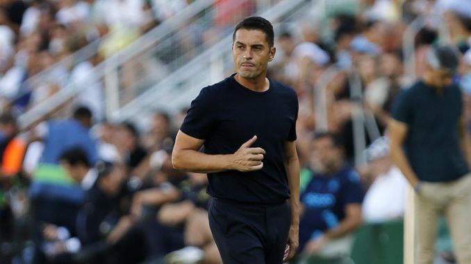 El entrador del Elche, Francisco Rodríguez, se muestra pensativo durante el partido. EFE / Manuel Lorenzo
