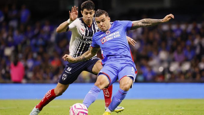 El jugador de Cruz Azul Christian Tabó (d) disputa el balón con John Medina de Monterrey hoy, durante el partido de ida de cuartos de final del Torneo Apertura del fútbol mexicano realizado en el Estadio Azteca de la Ciudad de México (México). EFE/José Méndez
