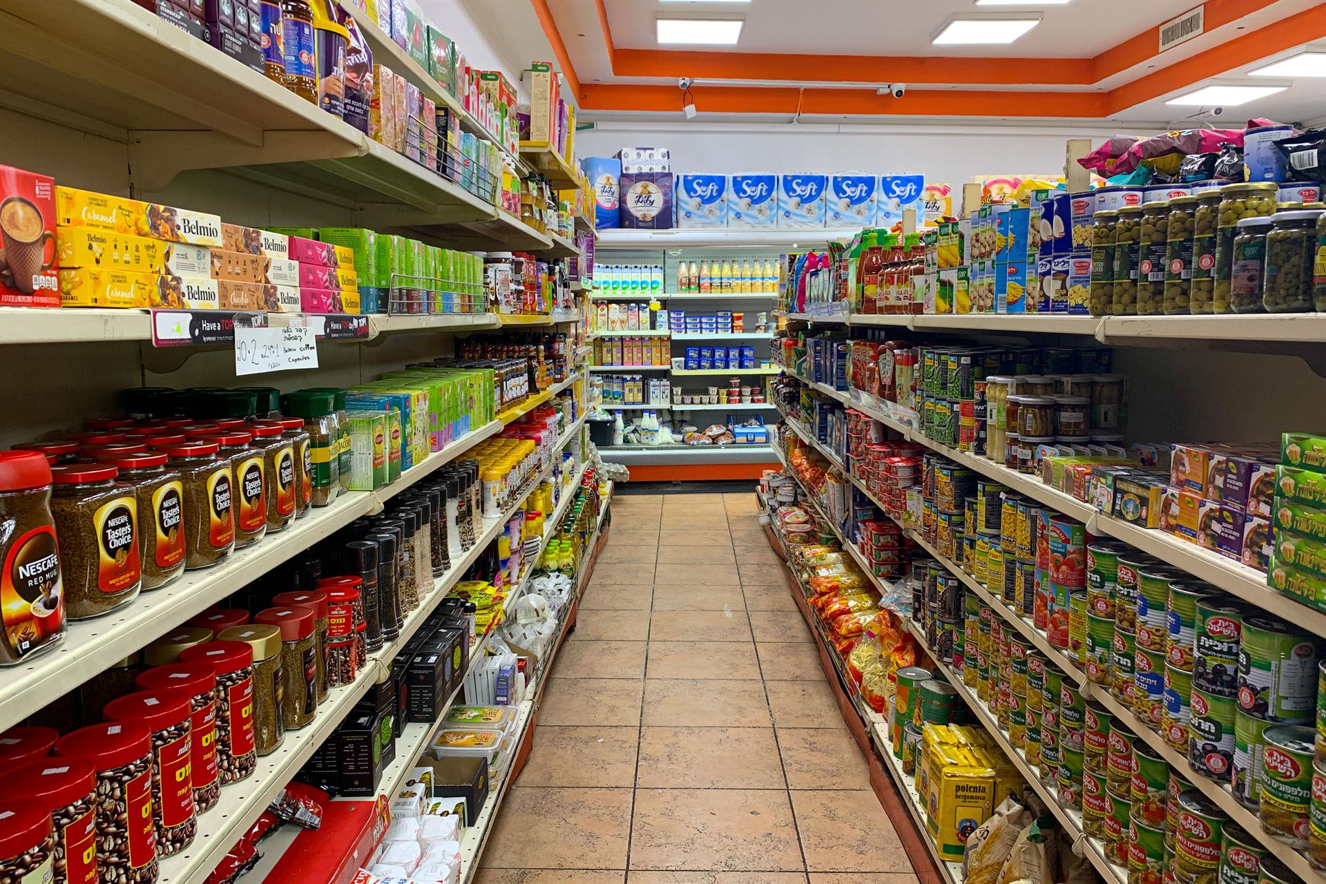 Productos a la venta en el supermercado City Market, ubicado en la calle Ben Yehuda, arteria central de Jerusalén Oeste, este lunes. EFE/ Pablo Duer
