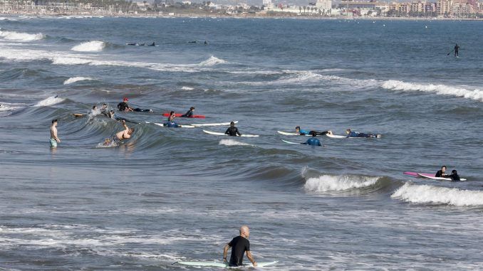 Personas disfrutando del buen tiempo en la Playa de la Malvarrosa, en Valencia.EFE/ Juan Carlos Cárdenas