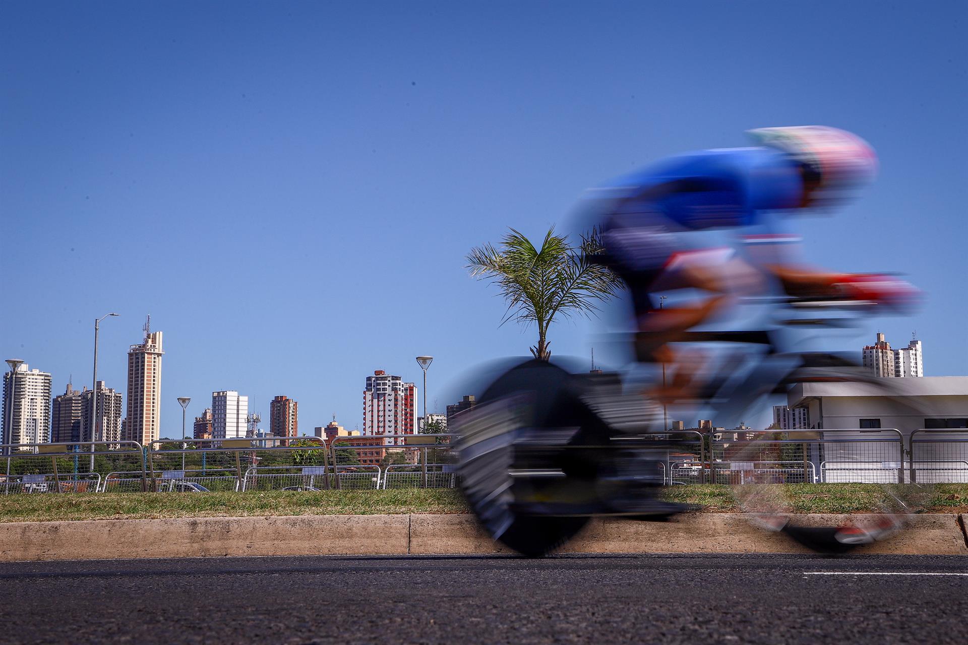 Un ciclista compite hoy, en la prueba contrarreloj individual masculina en el ciclismo de los Juegos Suramericanos 2022 en Asunción (Paraguay). EFE/Nathalia Aguilar
