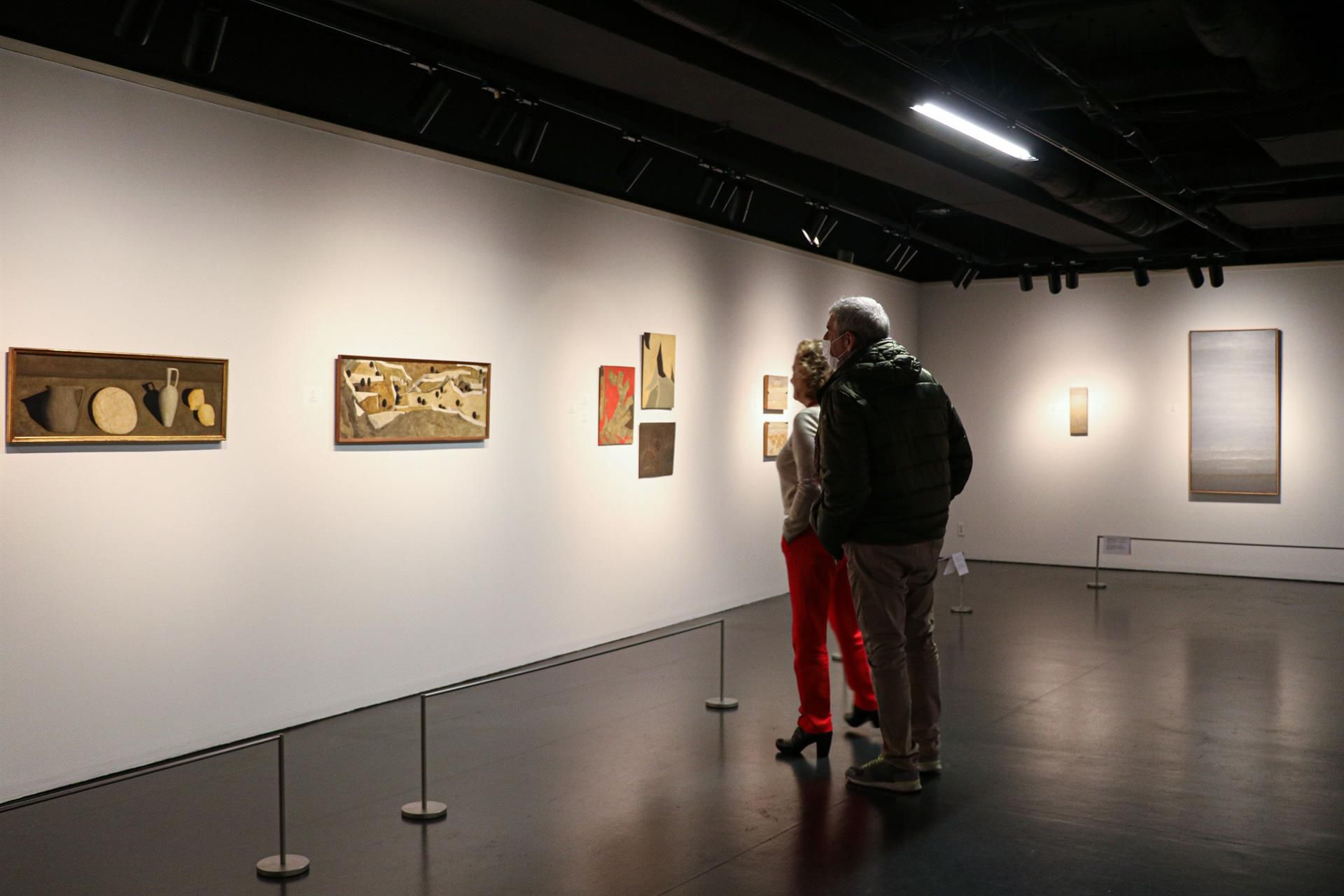 Dos personas observan las obras del pintor Gonzalo Chillida en el Instituto Cervantes de Tokio. EFE/ María Roldán
