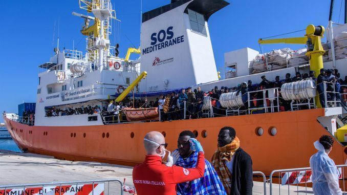 Foto de archivo de un barco con migrantes rescatados por la ONG SOS Mediterranee, en Sicilia, Italia. EFE/ Christophe Petit Tesson
