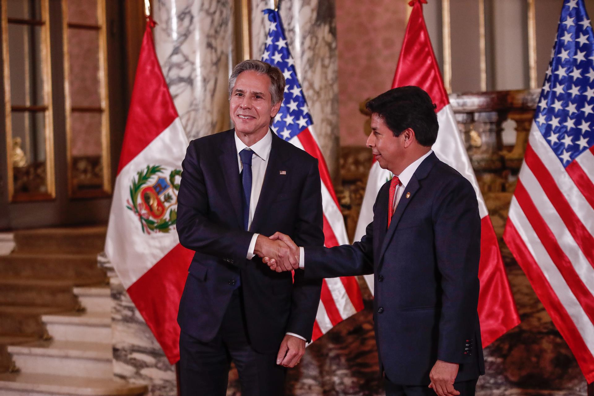 El presidente de Perú, Pedro Castillo (der.), se reúne con el secretario de Estado de EE.UU, Antony Blinken en el marco de la 52 Asamblea General de la OEA, en Lima (Perú). EFE/ Aldair Mejía
