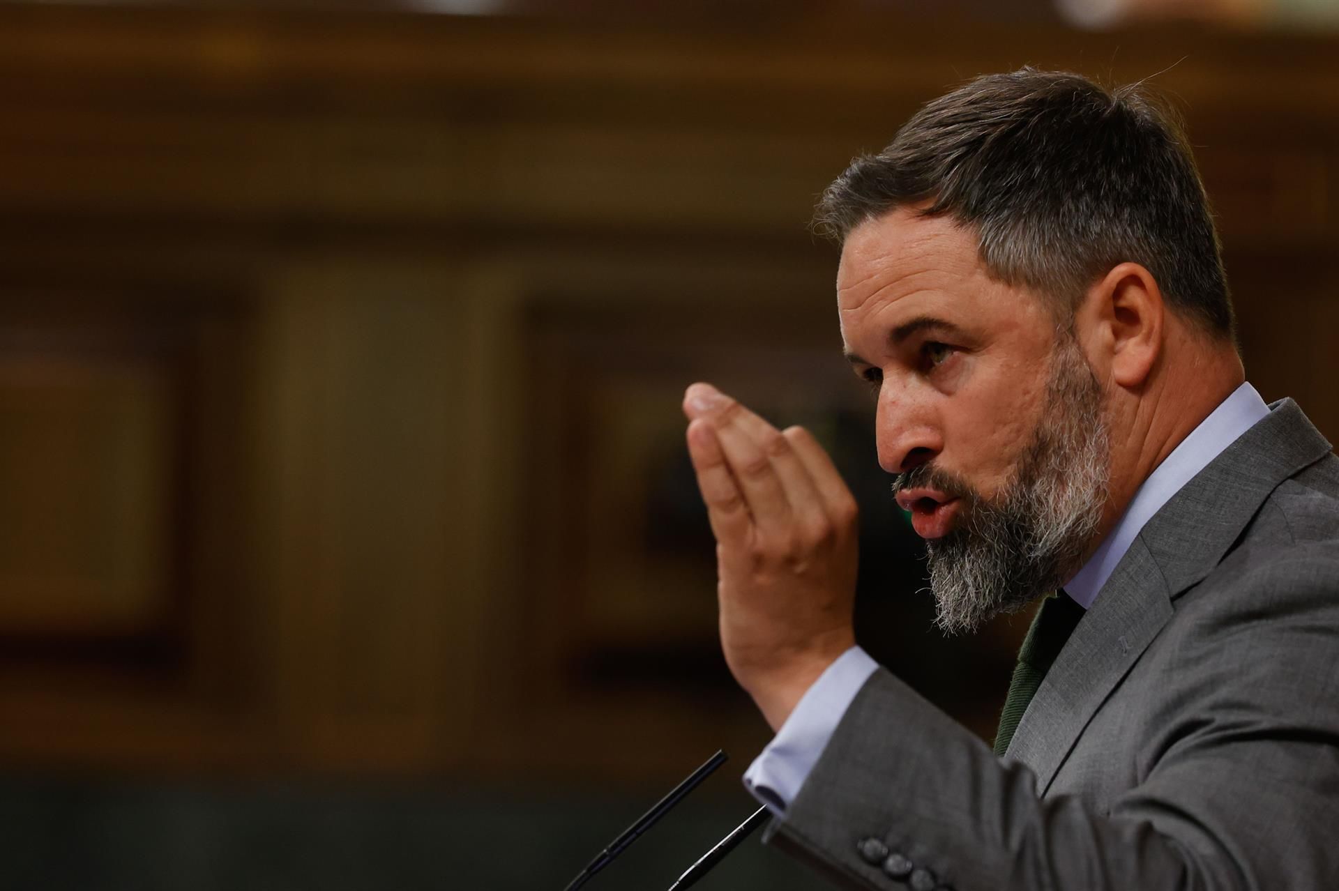 El líder de Vox, Santiago Abascal, interviene en la sesión de este jueves en el Congreso donde comparece el presidente para informar de las medidas económicas y sociales adoptadas ante la crisis provocada por la guerra en Ucrania y para dar cuenta de la reunión del último Consejo Europeo. EFE/ Javier Lizón
