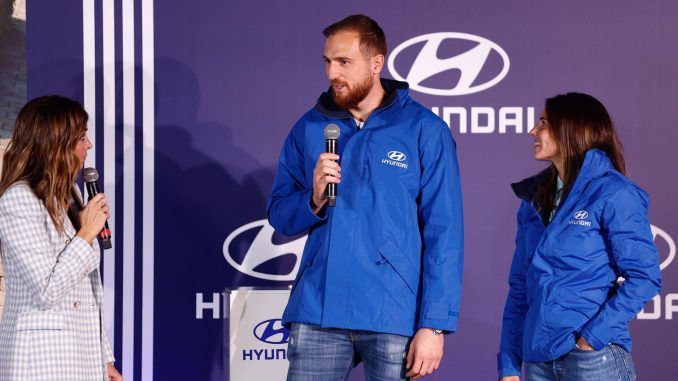 Jan Oblak y Marta Cardona, delantera del Atlético de Madrid Femenino, durante el acto de Hyundai en el estadio Cívitas Metropolitano. EFE/ Rodrigo Jiménez
