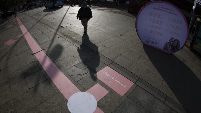 Con motivo del Día Mundial Contra el Cáncer de Mama, la Asociación Española Contra el Cáncer en Madrid organiza una acción de calle con pacientes, investigadores, profesionales y otras personas comprometidas, este miércoles en Madrid. EFE/ Rodrigo Jimenez
