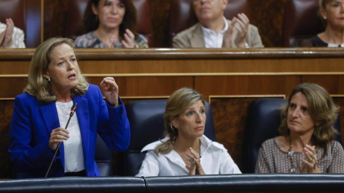 La vicepresidenta primera y ministra de Economía, Nadia Calviño (i), durante la sesión de control de este miércoles en el Congreso de los Diputados, junto a la ministras de Trabajo, Yolanda Díaz (c), y de Transición Ecológica, Teresa Ribera (d). EFE/Juan Carlos Hidalgo
