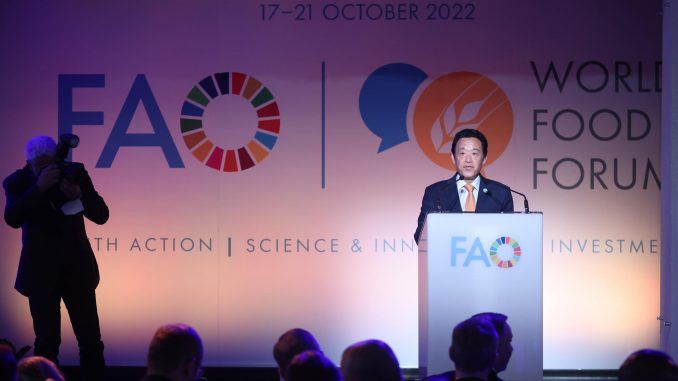El director general de la Organización para la Agricultura y la Alimentación (FAO), Qu Dongyu, habla durante la ceremonia de apertura del Foro Mundial de la Alimentación en la Sede de la FAO en Roma este lunes. EFE/EPA/Leszek Szymanski
