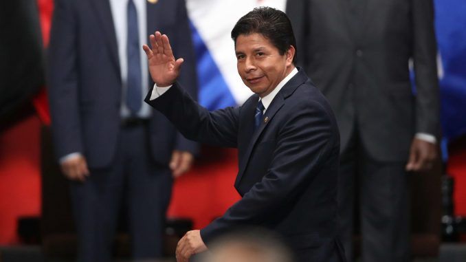 El presidente peruano, Pedro Castillo, saluda durante la inauguración de la 52 Asamblea General de la OEA, en Lima (Perú). EFE/Paolo Aguilar
