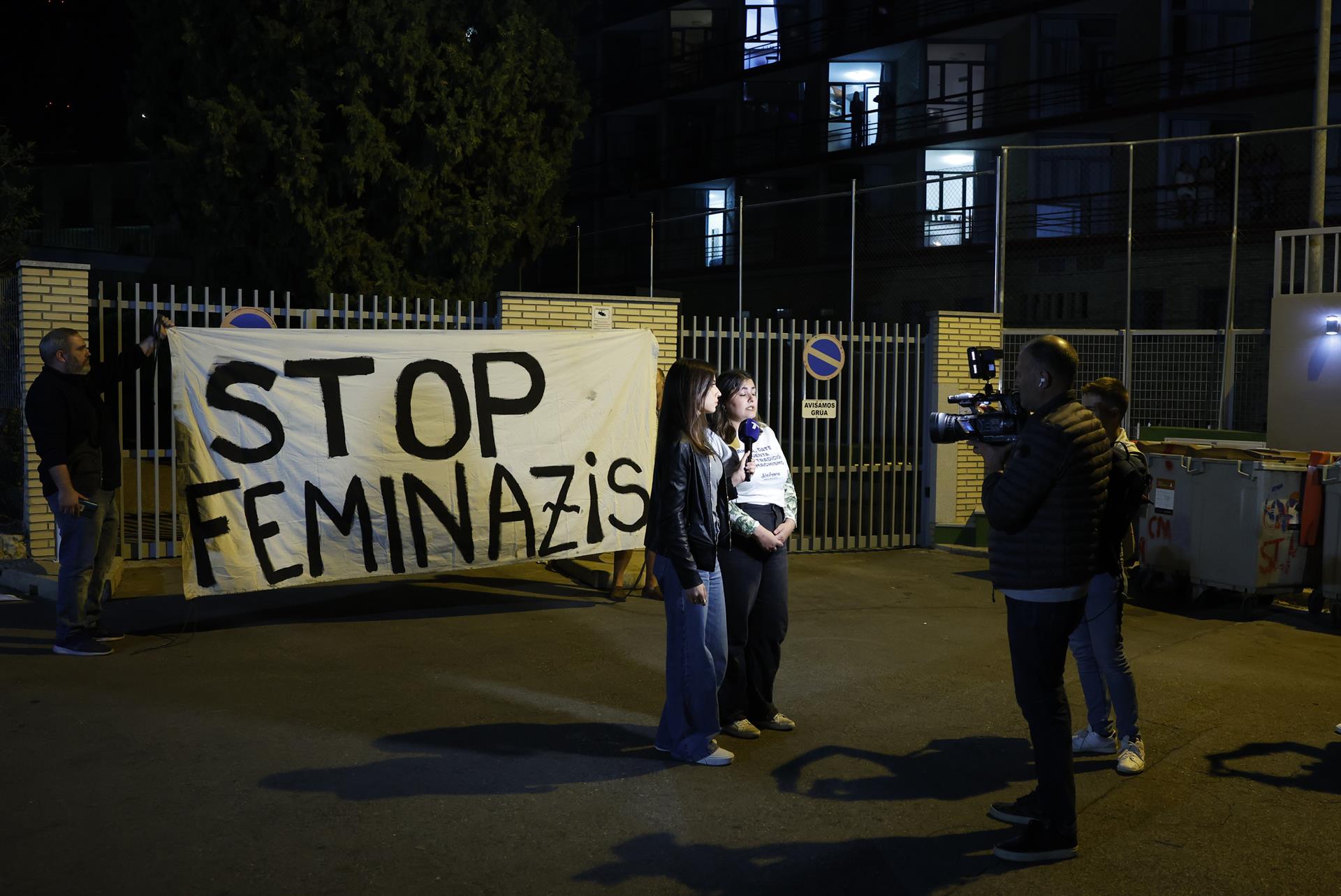 Paula Estaca (c), de Más Madrid, durante la concentración celebrada en la noche de este jueves frente al Colegio Mayor Elías Ahúa, en Madrid, para protestar contra los cánticos machistas y los mensajes sexistas que los jóvenes del colegio dirigieron contra unas jóvenes de una residencia cercana. EFE/Juanjo Martín
