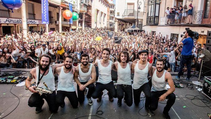 El grupo musical La Maravillosa Orquesta del Alcohol, más conocido como La M.O.D.A., en una imagen de archivo. EFE/Paco Santamaría
