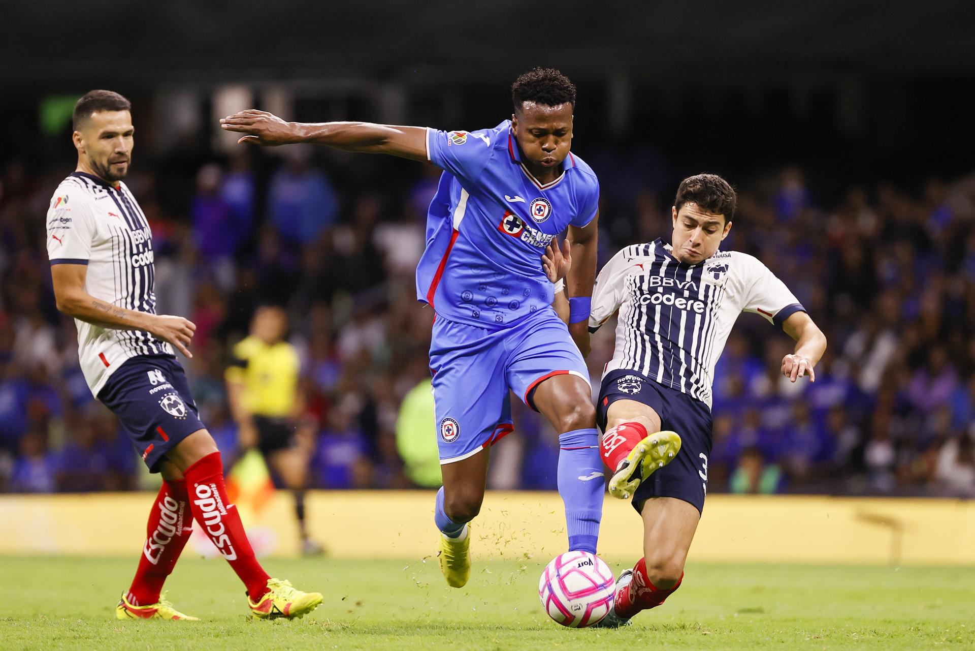 El jugador de Cruz Azul Michael Estrada (c) disputa el balón con John Medina (d) de Monterrey hoy, durante el partido de ida de cuartos de final del Torneo Apertura del fútbol mexicano realizado en el Estadio Azteca de la Ciudad de México (México). EFE/José Méndez
