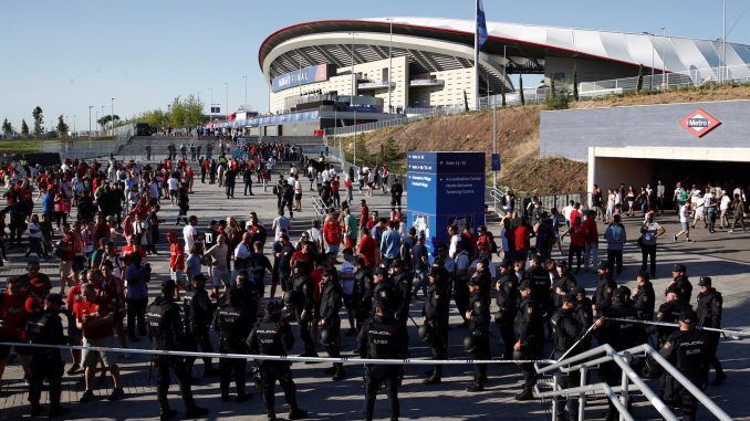 Agentes de la Policía Nacional montan guardia para establecer un dispositivo de seguridad en torno al estadio Metropolitano, en Madrid. EFE/ Javier López
