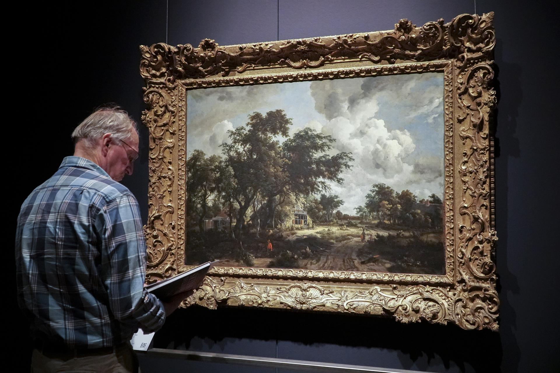 Una de las obras de, entre otros, Rembrandt y Johannes Vermeer que han viajado desde Nueva York hasta el Mauritshuis de La Haya. EFE/ Imane Rachidi
