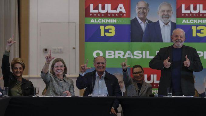 El expresidente y candidato a la presidencia de Brasil, Luiz Inácio Lula da Silva (d), del partido de los Trabajadores (PT), habla junto a la expresidenta, Dilma Roussef (i); la abogadaGleisi Helena (2i); el político Geraldo Alckmin, y su esposa Rosangela da Silva, durante una reunión con su comité de campaña, en Sao Paulo (Brasil). EFE/ Sebastiao Moreira
