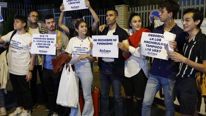 Jóvenes de Más Madrid se han concentrado en la noche de este jueves frente al Colegio Mayor Elías Ahúa, en Madrid, para protestar contra los cánticos machistas y los mensajes sexistas que los jóvenes del colegio dirigieron contra unas jóvenes de una residencia cercana. EFE/Juanjo Martín
