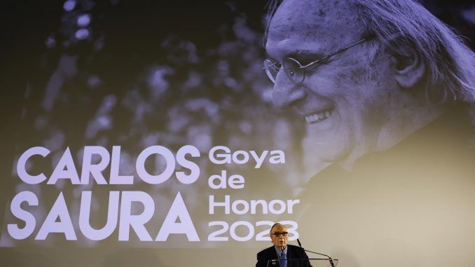 El presidente de la Academia de Cine, Fernando Méndez-Leite, durante el anuncio de que el director aragonés Carlos Saura recibirá el Goya de Honor 2023 por "haber dado forma a la historia del cine español moderno". EFE/Sergio Pérez
