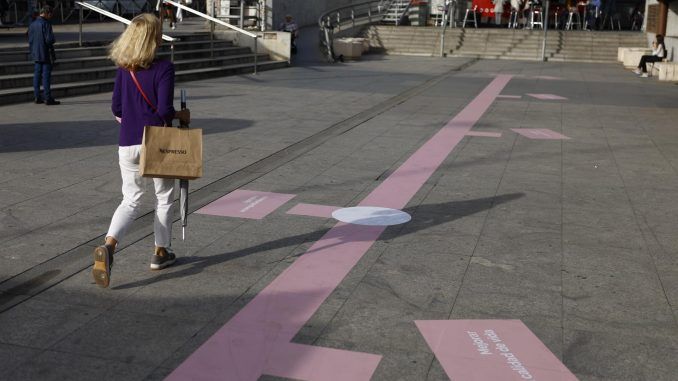 Con motivo del Día Mundial Contra el Cáncer de Mama, la Asociación Española Contra el Cáncer en Madrid organiza una acción de calle con pacientes, investigadores, profesionales y otras personas comprometidas, este miércoles en Madrid. EFE/ Rodrigo Jimenez
