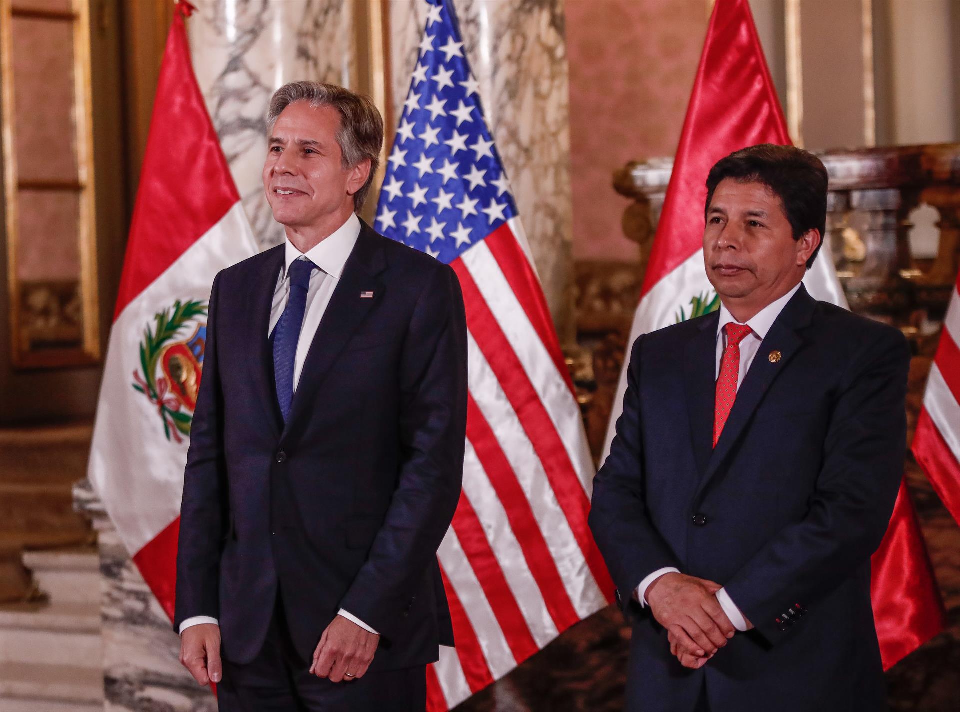 El presidente de Perú, Pedro Castillo (der.), se reúne con el secretario de Estado de EE.UU, Antony Blinken en el marco de la 52 Asamblea General de la OEA, en Lima (Perú). EFE/ Aldair Mejía
