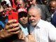 El expresidente brasileño y candidato presidencial Luiz Inácio Lula da Silva posa con simpatizantes a su salida tras votar en la segunda ronda de las elecciones presidenciales hoy, en Sao Bernardo do Campo, Sao Paulo (Brasil). EFE/Sebastiao Moreira