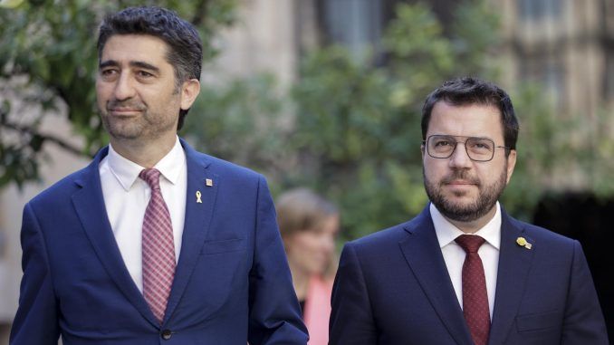 Foto de archivo (6/09/2022) del presidente de la Generalitat, Pere Aragonés, y su vicepresidente, Jordi Puigneró (i). EFE/Quique García
