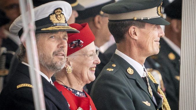 Imagen de archivo de la reina Margarita II de Dinamarca con sus dos hijos, el príncipe heredero Federico y el príncipe Joaquín. EFE/EPA/Mads Claus Rasmussen DENMARK OUT[DENMARK OUT]
