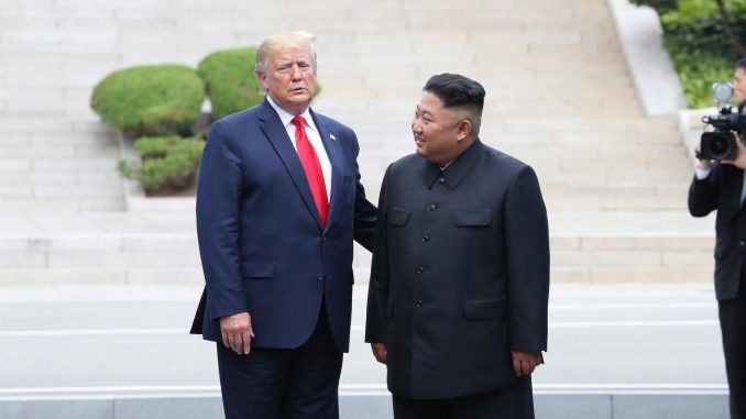 Fotografía de archivo del 30 de junio de 2019 de Donald Trump y Kim Jong-un, que cruzan la Línea de Demarcación Militar hacia el lado sur de la aldea de tregua de Panmunjom. EFE/EPA/YONHAP
