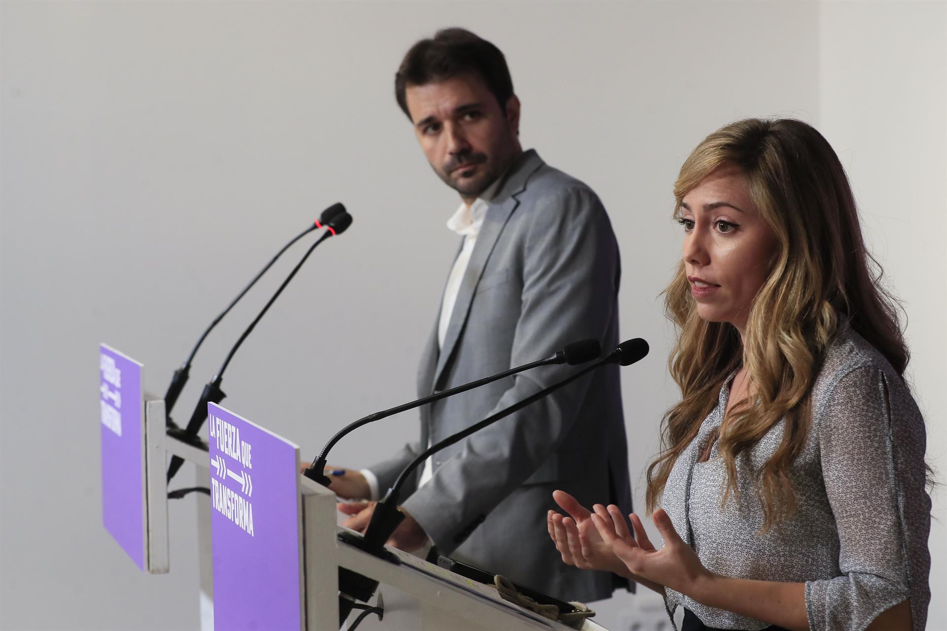 Los portavoces de Podemos, María Teresa Pérez (d) y Javier Sánchez Serna (i), durante la rueda de prensa celebrada este lunes en la sede del partido en Madrid. EFE/ Fernando Alvarado
