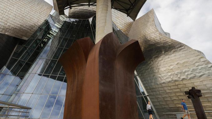 El Museo Guggenheim Bilbao ha presentado este martes la exposición "Secciones/Intersecciones. 25 años de la colección del Museo", conmemorativa del aniversario y que ocupa todas las salas del centro. EFE/Miguel Toña
