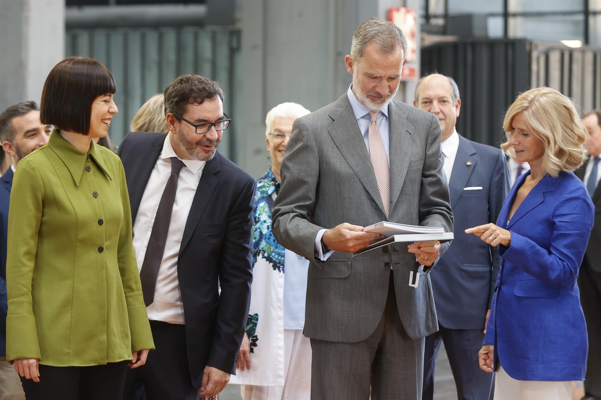 El Rey Felipe VI (2d) junto a la ministra de Ciencia, Diana Morant (i), el director general de Cotec, Jorge Barrero (2i) y la presidenta de Cotec, Cristina Garmendia (d) a su llegada al centro de convenciones La Nave en Madrid este viernes donde se presenta el Anuario 2022 del Informe Cotec. EFE/ Javier Lizón
