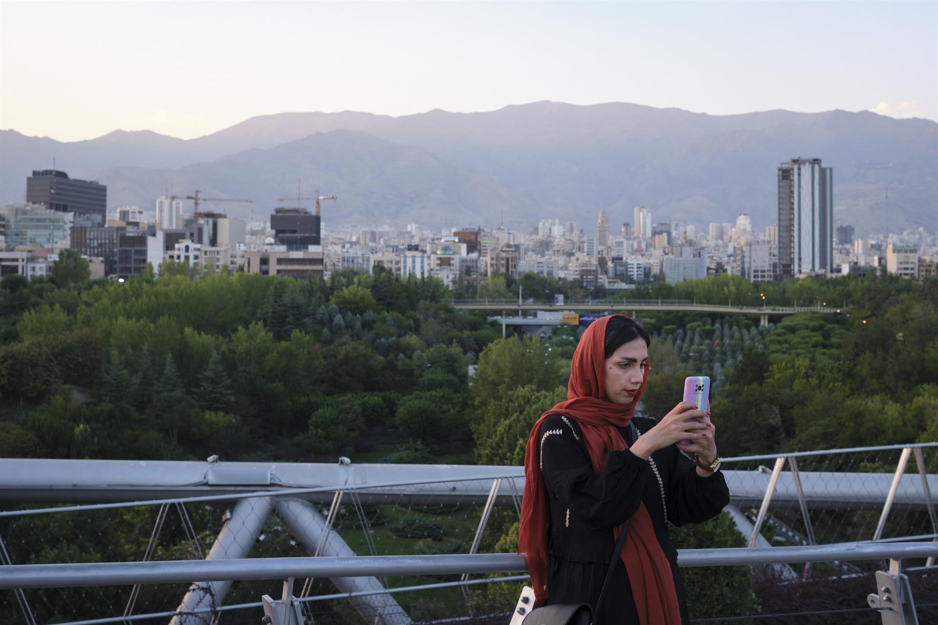 Una joven se hace un selfi en el popular puente Tabiat de Teherán. La muerte de Mahsa Amini ha desatado unas protestas sin precedentes por la obligatoriedad del velo en Irán, pero la discriminación de la mujer en el país persa va mucho más allá. EFE/Jaime León
