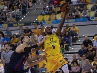 El jugador del Gran Canaria, Albicy (d), y el jugador del Barça, Jan Vesely (i), durante el partido de la primera jornada de Liga ACB jugado este viernes en el Gran Canaria Arena. EFE/Quique Curbelo