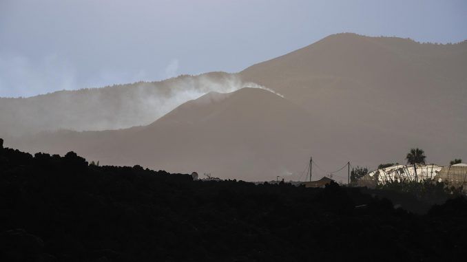 Imagen de archivo del volcán de La Palma. EFE / Luis G Morera
