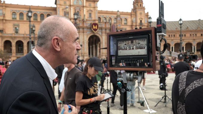 Antonio Muñoz en el rodaje de la serie de Netflix, KAOS