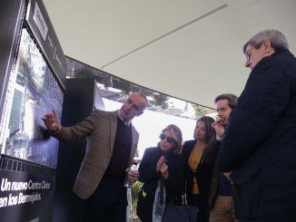 El alcalde de Sevilla, Antonio Muñoz, presentando el proyecto del centro cívico de Los Bermejales